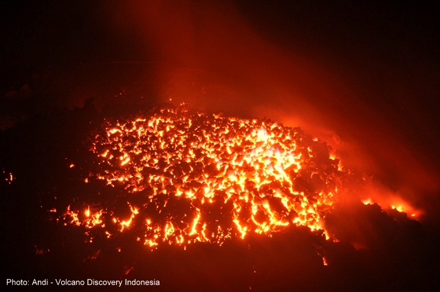 Semeru's active lava dome in late Nov 2014 (East Java, Indonesia) (Photo: Andi / VolcanoDiscovery Indonesia)