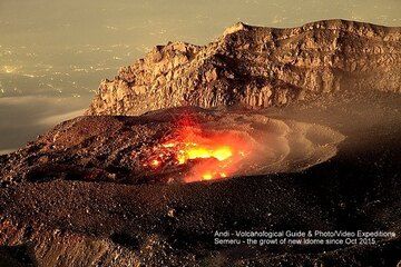 Растущий лавовый купол вулкана Семеру в начале ноября 2015 года. (Photo: Andi / VolcanoDiscovery Indonesia)