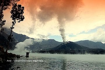 Dampfender Kratersee Segara Anak, während des Ausbruchs des Vulkans Rinjani im November 2015 (Photo: Andi / VolcanoDiscovery Indonesia)