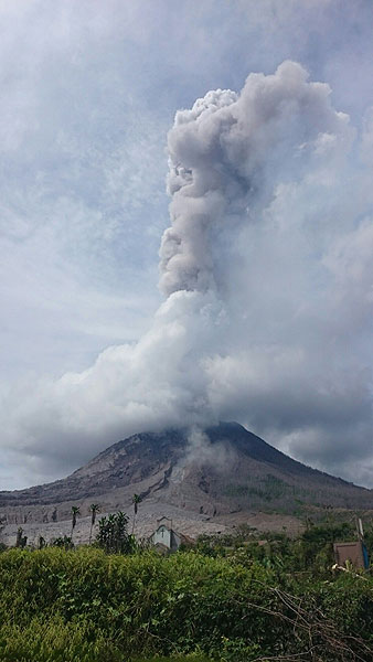 Explosion du volcan Sinabung (Sumatra, Indonésie), vers le 21 décembre 2015 (Photo: daring-trip)