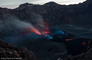 Raung-Vulkan am 6. Januar 2015 mit einem neuen Lavastrom und milder strombolianischer Aktivität (Photo: daring-trip)