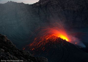 Strombolianischer Ausbruch am Raung-Vulkan am 6. Januar 2015 (Photo: daring-trip)