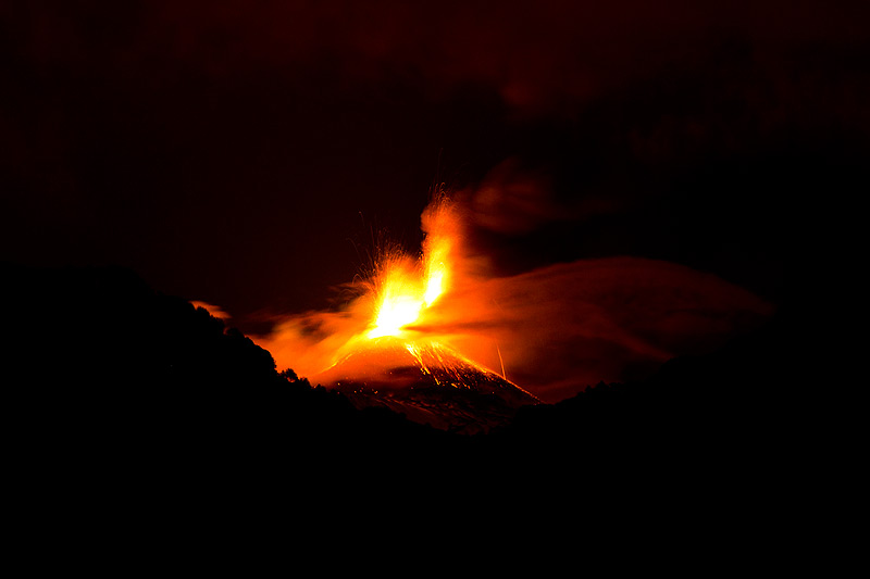 Der 18. Anfall des Ätna am New SE-Krater am Abend des 28. November 2013 (Photo: Emanuela / VolcanoDiscovery Italia)