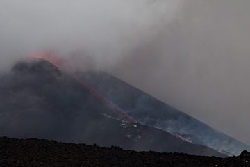 Eine der letzten Ansichten des ausbrechenden New SE-Kraters, bevor ein Sturm über den Gipfel des Vulkans zieht. (Photo: Emanuela / VolcanoDiscovery Italia)