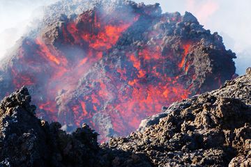 Lava ball (formed in a similar way as a snowball) slowly traveling down the lava channel. (Photo: roland)