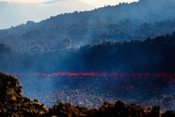 View onto the main lava channel (Photo: Emanuela / VolcanoDiscovery Italia)