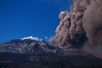 Una gran columna de ceniza se eleva desde el Valle del Bove: una parte del flujo de lava emplazado en la empinada cabecera occidental de la depresión se ha derrumbado y desintegrado en un flujo piroclástico. (Photo: Emanuela / VolcanoDiscovery Italia)