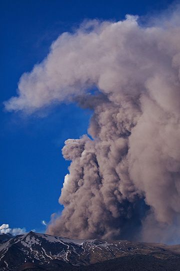 Alta columna de ceniza que se eleva desde el Valle del Bove del Etna, donde un nuevo flujo de lava que desciende por la empinada pared occidental de las depresiones interactúa con la nieve. (Photo: Emanuela / VolcanoDiscovery Italia)