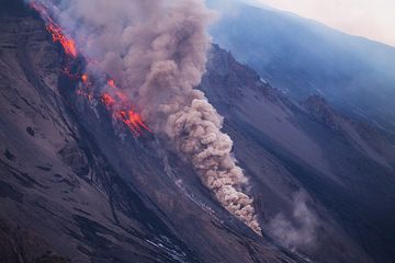 A smaller pyroclastic flow forms at the flow front, which is highly unstable and prone to collapses, helped also by explosive interaction with patches of snow. (Photo: Emanuela / VolcanoDiscovery Italia)