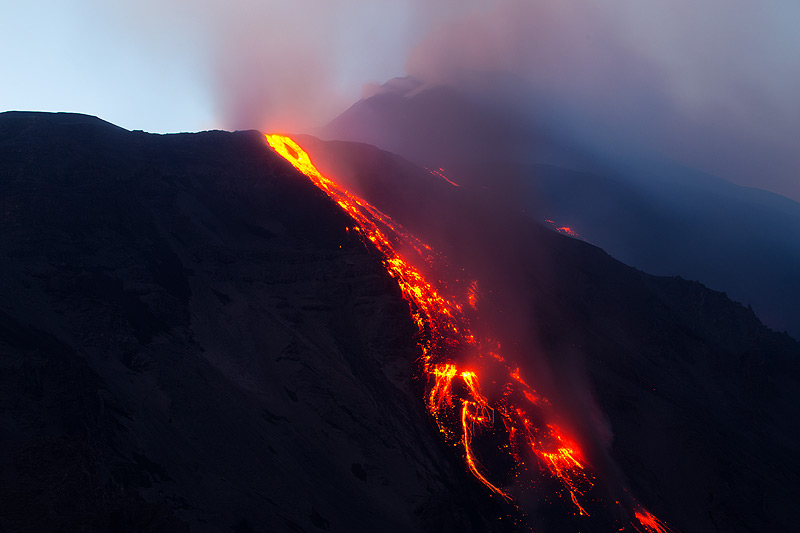 Lava flow into the Valle del Bove at dusk (Photo: Emanuela / VolcanoDiscovery Italia)
