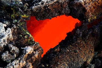 Lava heart - a small skylight (hole in the roof of a lava tube). (Photo: Emanuela / VolcanoDiscovery Italia)