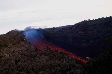 Same view but wider angle of the winding lava channel downslope of the ephemeral vent. (Photo: Emanuela / VolcanoDiscovery Italia)