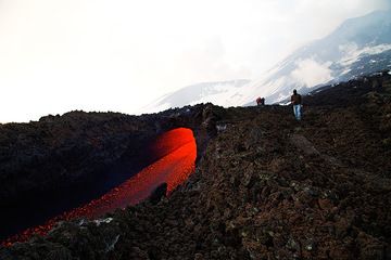 Ein ephemerer Schlot öffnet die Lavaröhre, durch die die Lava auf den ersten paar hundert Metern von ihrem effusiven Schlot am Fuß des südöstlichen Kraters fließt. (Photo: Emanuela / VolcanoDiscovery Italia)