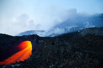 The lava flow in the afternoon. (Photo: Emanuela / VolcanoDiscovery Italia)