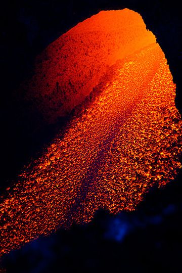 View of the active lava flow emerging from its tube. (Photo: Emanuela / VolcanoDiscovery Italia)
