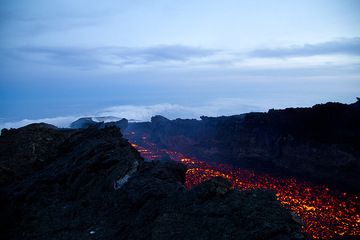 Wider-angle view of the active lava channel directed towards the 2002 cinder cones. (Photo: Emanuela / VolcanoDiscovery Italia)