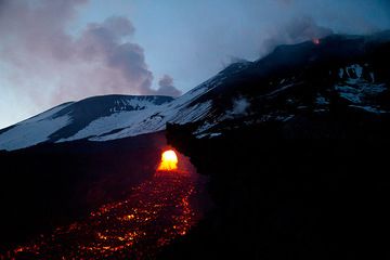 Evening view of the ephemeral vent and the open lava channel, with Bocca Nuova (l) summit crater and the SE crater complex (r) in the background. (Photo: Emanuela / VolcanoDiscovery Italia)