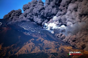 Плотные шлейфы пепла выбрасываются из вершинного кратера и трещин, которые только что открылись у их основания, сопровождаемые сильными з (Photo: Emanuela / VolcanoDiscovery Italia)