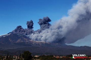 Vista de la columna de cenizas del Etna vista desde el sur. (Photo: Emanuela / VolcanoDiscovery Italia)