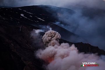 La apertura del nuevo respiradero efusivo en la pared superior occidental del Valle del Bove, debajo del cráter SE. (Photo: Emanuela / VolcanoDiscovery Italia)