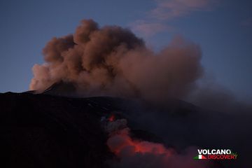 Шлейфы пепла уменьшаются к вечеру по мере стабилизации скорости излияния. (Photo: Emanuela / VolcanoDiscovery Italia)