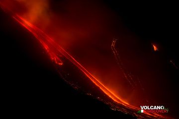 The lava flow has quickly reached the bottom of the Valle del Bove. (Photo: Emanuela / VolcanoDiscovery Italia)