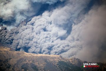 Dense ash plumes are blown eastward from the eruption site. (Photo: Emanuela / VolcanoDiscovery Italia)