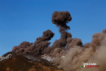 De fortes explosions se produisent depuis l'évent sommital du cratère New SE, provoquant l'éruption de denses panaches de cendres brunes. (Photo: Emanuela / VolcanoDiscovery Italia)