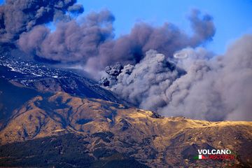 Des panaches de cendres et un grand « anneau de fumée » - un vortex annulaire avec de la vapeur et des cendres créé par une impulsion d'émission de gaz provenant d'un évent circulaire. (Photo: Emanuela / VolcanoDiscovery Italia)