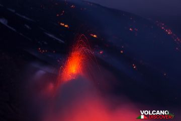 Фонтан лавы у новой трещины извержения. (Photo: Emanuela / VolcanoDiscovery Italia)