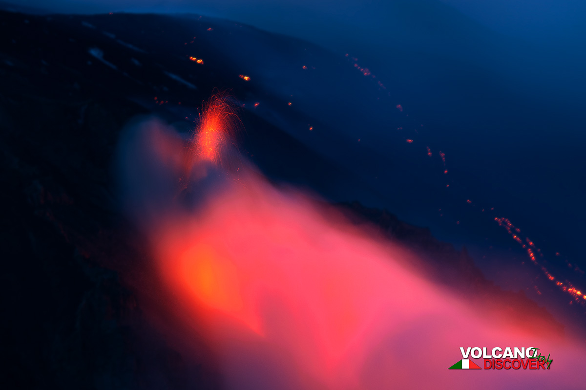 Фонтан лавы и сильное свечение возникающего потока лавы. (Photo: Emanuela / VolcanoDiscovery Italia)