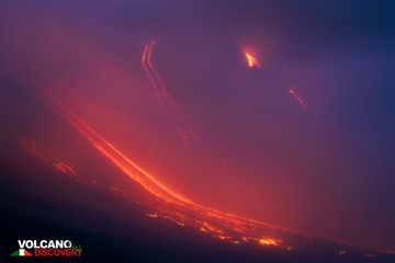 Vista sobre la colada principal de lava que llega al Valle del Bove. (Photo: Emanuela / VolcanoDiscovery Italia)