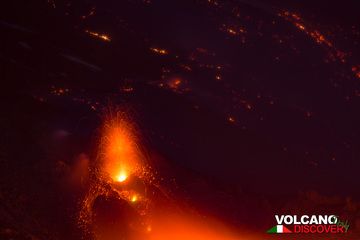 Lava brotando en el respiradero de la fisura. (Photo: Emanuela / VolcanoDiscovery Italia)