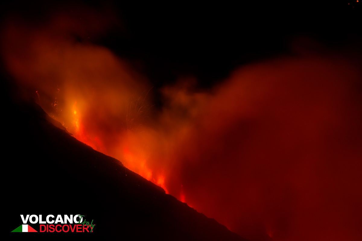 Сильное свечение освещает пар над потоком лавы. (Photo: Emanuela / VolcanoDiscovery Italia)