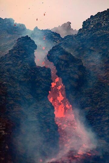 Annäherung an den aktiven Effusivschlot (Photo: Emanuela / VolcanoDiscovery Italia)