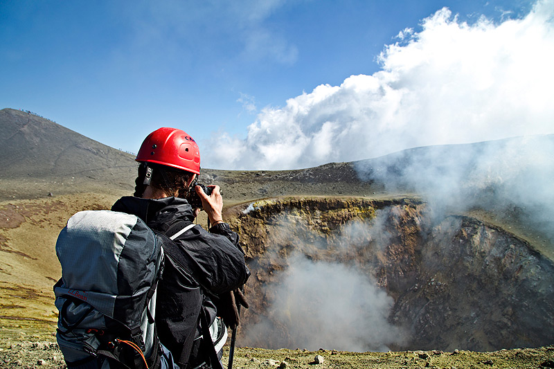 taking photos of the Voragine, the central crater of Etna (Photo: Emanuela / VolcanoDiscovery Italia)