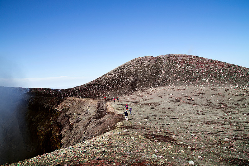 Hiking along the rim of Etna's Northeast Crater. (Photo: Emanuela / VolcanoDiscovery Italia)