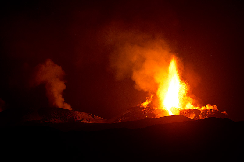 Starke strombolianische Aktivität vom neuen SE-Krater des Ätna am Abend des 28. Februar 2017 (Photo: Emanuela / VolcanoDiscovery Italia)