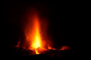 Starke strombolianische Aktivität vom neuen SE-Krater des Ätna am Abend des 28. Februar 2017 (Photo: Emanuela / VolcanoDiscovery Italia)