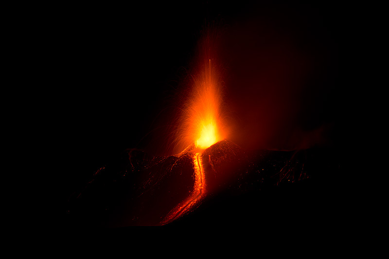 Starke strombolianische Aktivität vom neuen südöstlichen Krater und Lavastrom des Ätna am Abend des 28. Februar 2017 (Photo: Emanuela / VolcanoDiscovery Italia)