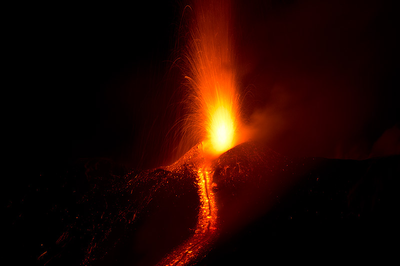 Strong strombolian activity from Etna's New SE crater and lava flow on 28 Feb 2017 evening (Photo: Emanuela / VolcanoDiscovery Italia)