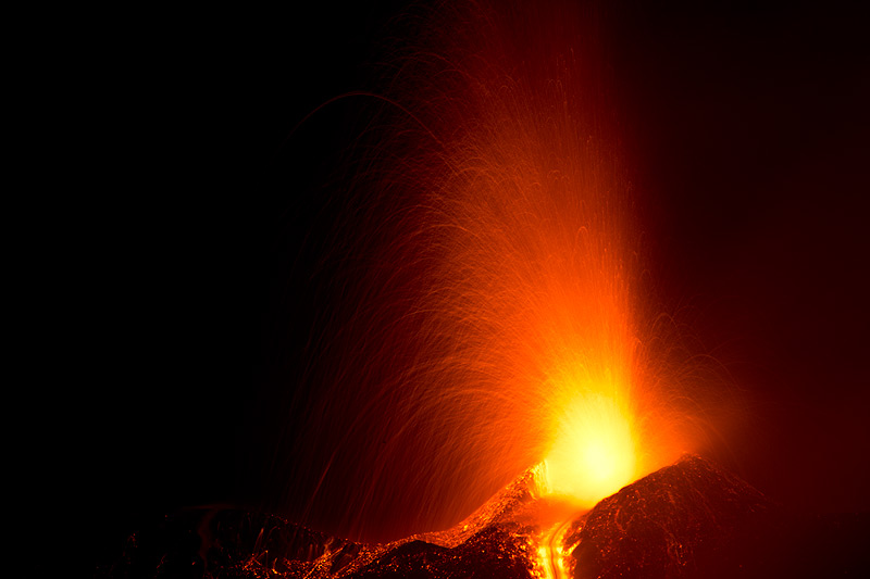 Starke strombolianische Aktivität vom neuen südöstlichen Krater und Lavastrom des Ätna am Abend des 28. Februar 2017 (Photo: Emanuela / VolcanoDiscovery Italia)