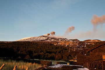 Ascheemissionen aus dem Voragine-Krater, gesehen von Santa Barbaras Schutzhütte aus (Photo: Emanuela / VolcanoDiscovery Italia)