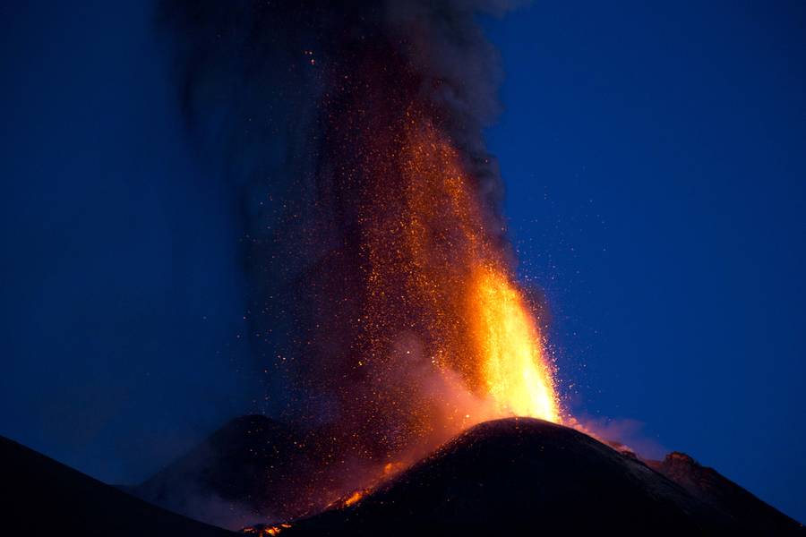 Etna New SE crater paroxysm 26 Oct 2013: at the crack of dawn the strombolian explosions become more violent (Photo: Emanuela / VolcanoDiscovery Italia)