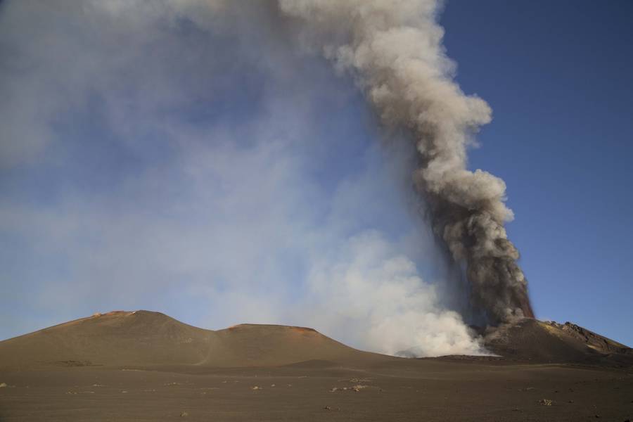 Ätna New SE-Kraterparoxysmus 26. Okt. 2013: Panoramablick mit den Kratern des Ausbruchs 2002-2003 (Photo: Emanuela / VolcanoDiscovery Italia)