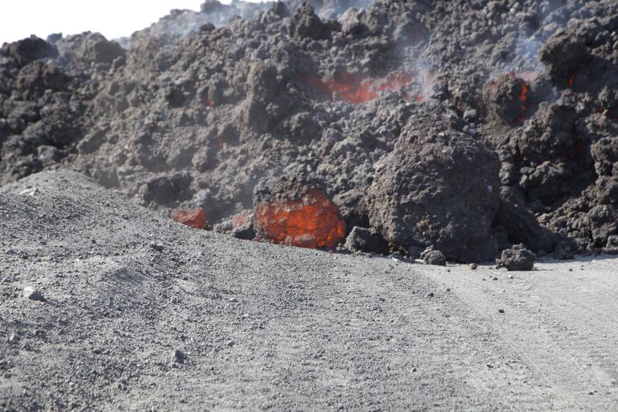 Ätna New SE-Kraterparoxysmus 26. Okt. 2013: Vordringen des Lavastroms (Photo: Emanuela / VolcanoDiscovery Italia)