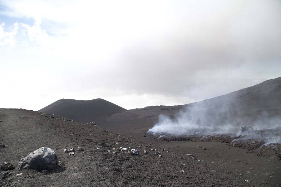 Ätna New SE-Kraterparoxysmus 26. Okt. 2013: Der Lavastrom richtet sich auf den Berg Frumento Supino (Photo: Emanuela / VolcanoDiscovery Italia)