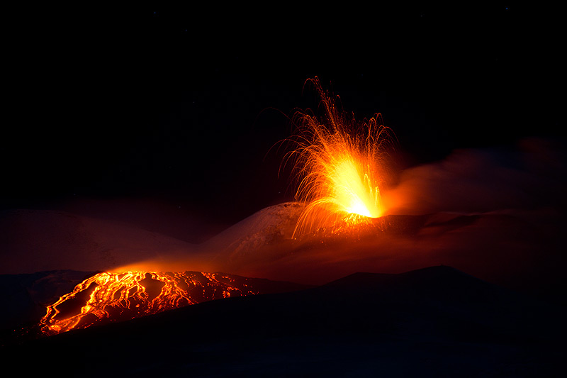 Der südöstliche Krater des Ätna mit strombolianischer Aktivität und dem Lavastrom (Photo: Emanuela / VolcanoDiscovery Italia)