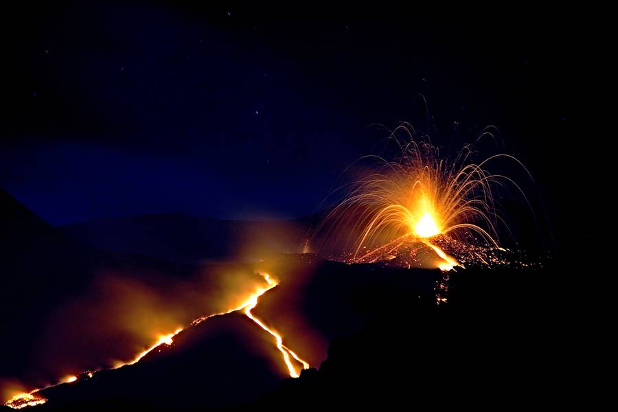 Der neue Schlot am östlichen Fuß des nordöstlichen Kraters und Lavastroms des Ätna am 6. August 2014 (Photo: Emanuela / VolcanoDiscovery Italia)