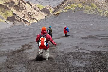 Descending into Etna's Valle del Bove during an excursion (Photo: Emanuela / VolcanoDiscovery Italia)